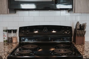 Fridge, microwave, oven, stovetop - Chic Downtown Waco Apartment (Waco)