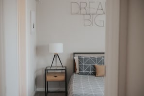 1 habitación, tabla de planchar con plancha y cuna de viaje 