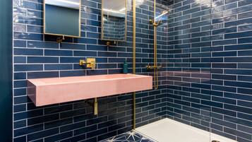 Deluxe Apartment | Bathroom | Towels, toilet paper