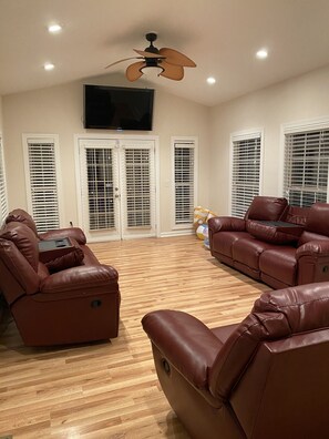 Smart TV, fireplace - Myrtle Beach Country Retreat (Conway)