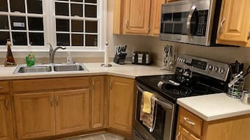 雪櫃、微波爐、焗爐、爐具