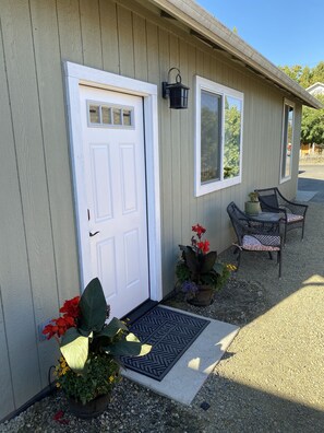 Exterior detail - Private 1 BDRM Cottage (Grants Pass)