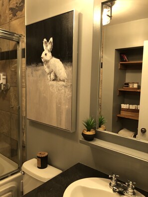 Combined shower/bathtub, hair dryer, towels, soap