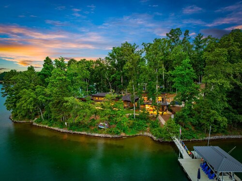 5🌟 Modern Lakefront Luxury Oasis 🇺🇸 270° Lake Views w/Dock & Hot Tub!