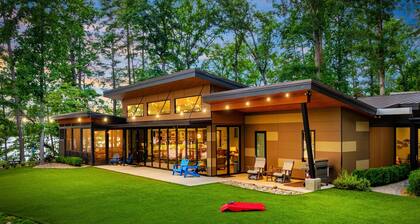 5🌟 Modern Lakefront Luxury Oasis 🇺🇸 270° Lake Views w/Dock & Hot Tub!