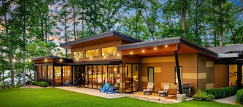 5🌟 Modern Lakefront Luxury Oasis 🇺🇸 270° Lake Views w/Dock & Hot Tub!