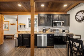 雪櫃、微波爐、焗爐、爐具