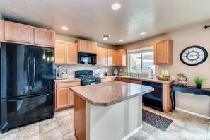 Frigorifero, microonde, forno, piano cottura