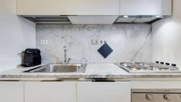 KĂŒhlschrank, Mikrowelle, Ofen, Herdplatte