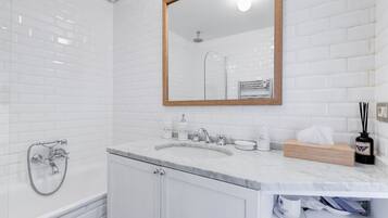 Vasca, asciugacapelli, bidet, asciugamani