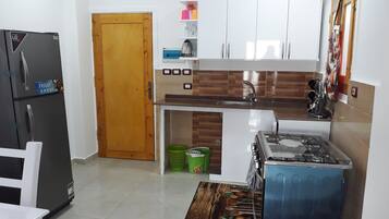 Tủ lạnh, lò nướng, ấm điện, dụng cụ nấu nướng/bát dĩa/dao nĩa