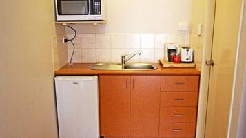 Een koelkast, een magnetron, een koffiezetapparaat/waterkoker