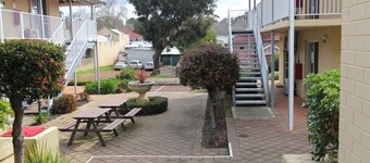 Suite 26 |Town Central | Walk To Cafes | Sleeps 3