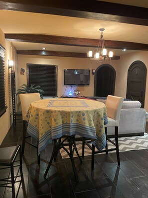 Dining - Junior suite - 30 minutes from beach (Los Gatos)