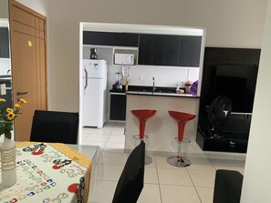 Geladeira, micro-ondas, fogão, cooktop