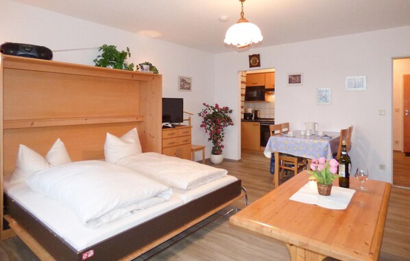 Travel crib, free WiFi, bed sheets