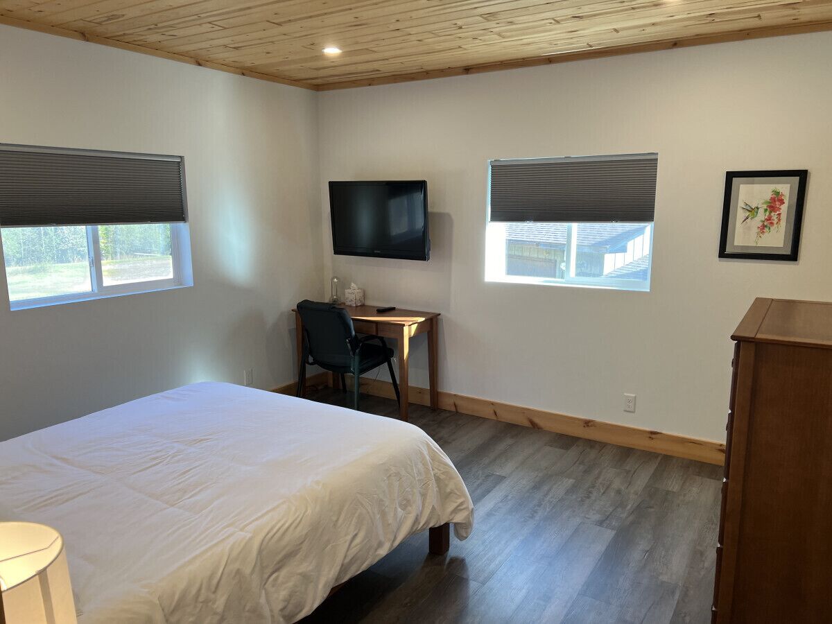 3 bedrooms, desk, WiFi (free), bed sheets