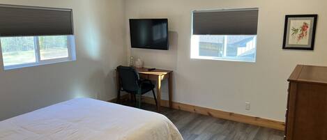 3 bedrooms, desk, WiFi (free), bed sheets