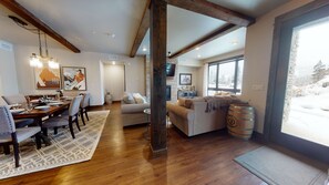 智能电视、壁炉、立体声音响