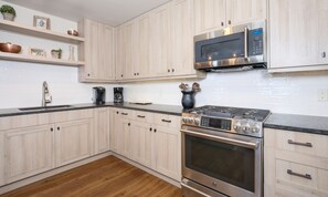 冰箱、微波炉、烤箱、炉灶