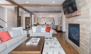 智能电视、壁炉、立体声音响