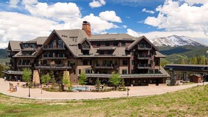 Un grand chalet à étages, doté d’une cheminée imposante, de plusieurs balcons et d’un espace piscine.
