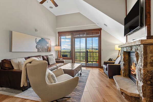 Smart TV, fireplace, stereo