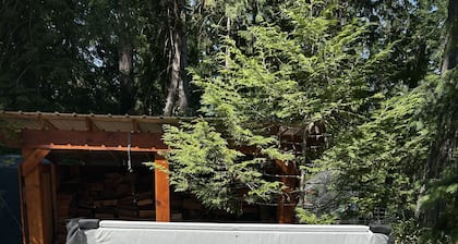 Gabriola Small Suite with Hot Tub