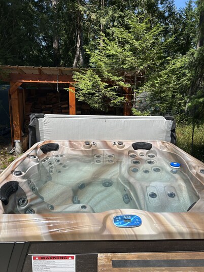 Gabriola Small Suite with Hot Tub