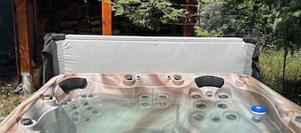 Gabriola Small Suite with Hot Tub