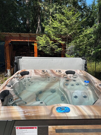 Gabriola Small Suite with Hot Tub