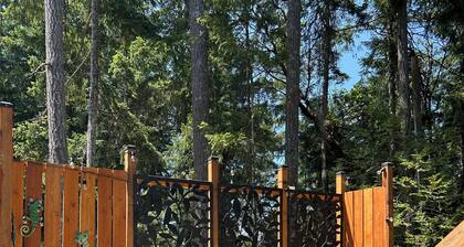 Gabriola Small Suite with Hot Tub