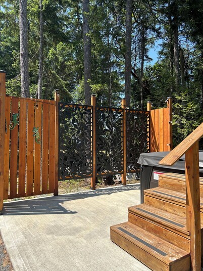 Gabriola Small Suite with Hot Tub