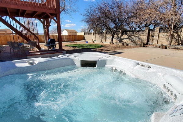 Banyera d'hidromassatge a l'aire lliure