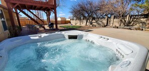 Outdoor spa tub - The "Rainbow" 4/bed + City Park Access (Albuquerque)