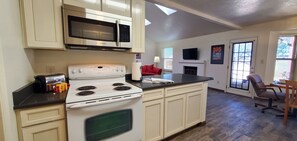 Fridge, microwave, oven, stovetop - The "Rainbow" 4/bed + City Park Access (Albuquerque)