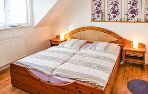 2 bedrooms, travel cot, free WiFi, bed sheets