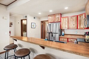 Fridge, microwave, oven, stovetop - Grande View Condo | Play + Relax + Explore (Ruidoso)