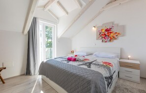 4 bedrooms, travel crib, free WiFi, bed sheets