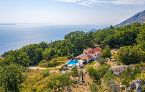 Beach front home in Jesenice