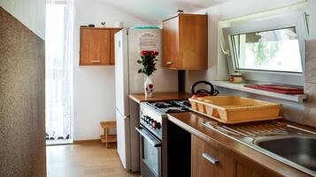 Fridge, stovetop, coffee/tea maker