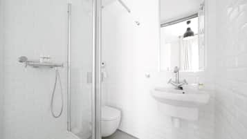 Small Room | Bad | Dusj, miljøvennlige toalettsaker, hårføner og håndklær
