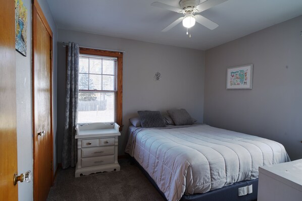 2 عدّة غرف نوم ومكواة/لوح كي وواي فاي مجانًا وملاءات أسرّة