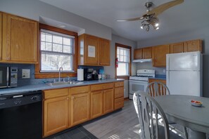 ثلاجة، ميكروويف، فرن، موقد طهي مسطح