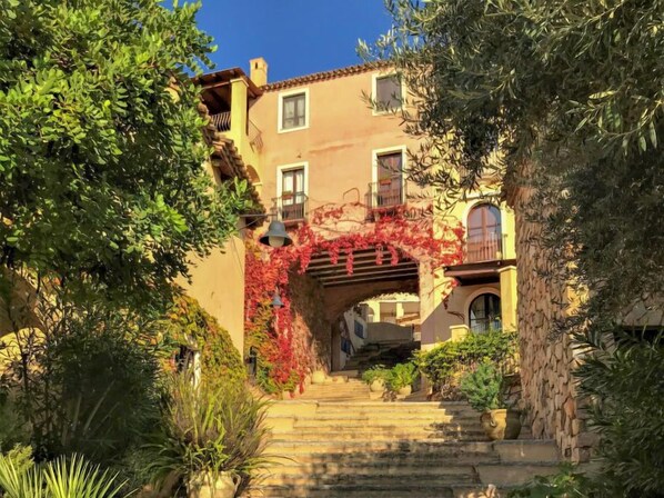 المنشأة من الخارج