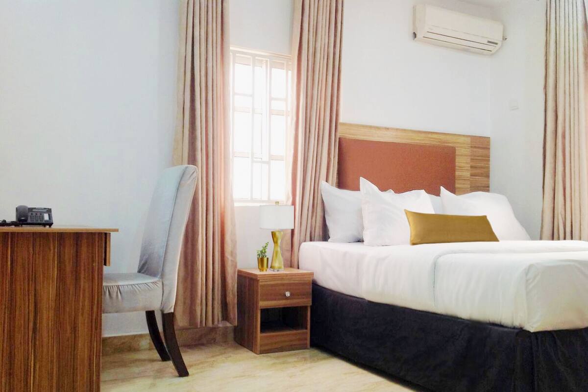 Executive Room | Premium bedding, memory foam beds, desk, laptop workspace