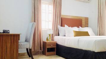 Executive Room | Premium bedding, memory foam beds, desk, laptop workspace