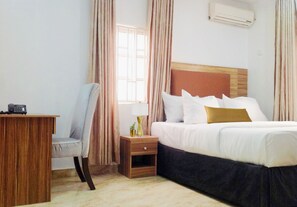 Executive Room | Premium bedding, memory foam beds, desk, laptop workspace - Le Nook Hotel (Blacksburg)