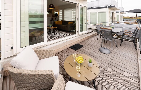Outdoor dining - 2 bedroom stunning ship in Aalsmeer (Aalsmeer)
