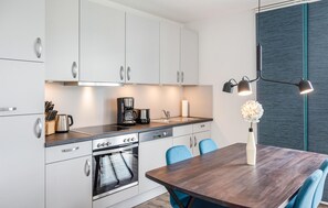 Geladeira, micro-ondas, cooktop, lava-louças